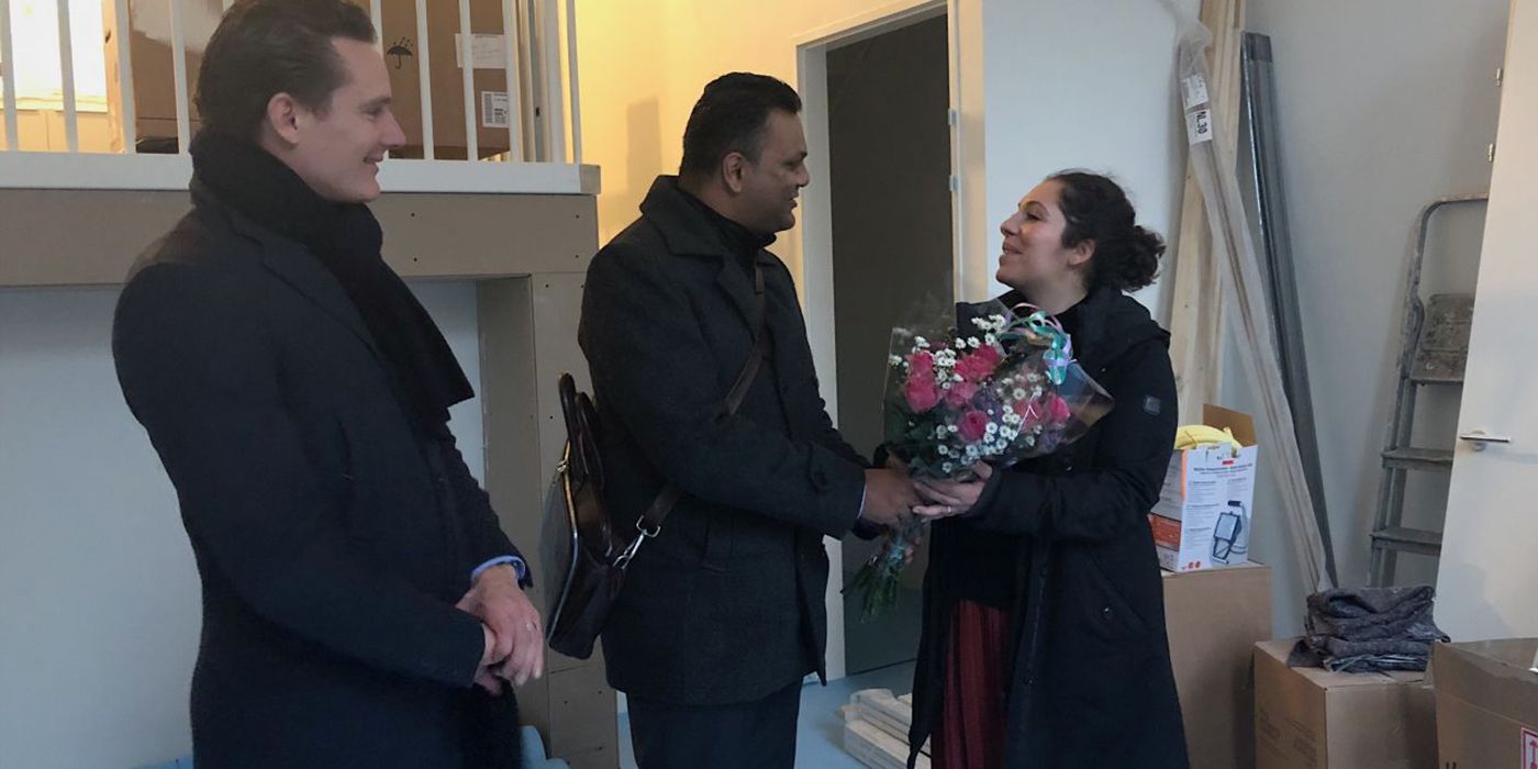 Wethouder Moti heet bewoonster welkom