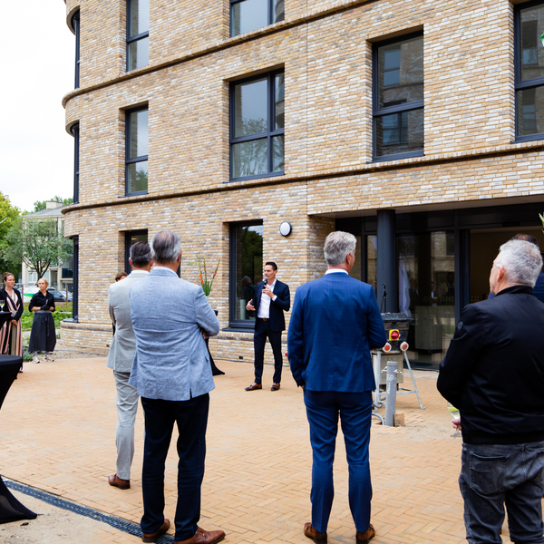 Den Haag is een woon-zorg complex en 183 woningen rijker : Den Haag is een woon-zorg complex en 183 woningen rijker