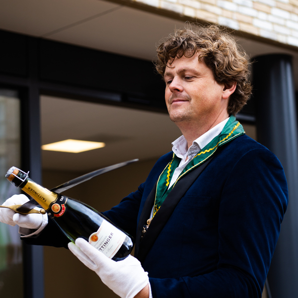 Den Haag is een woon-zorg complex en 183 woningen rijker : Den Haag is een woon-zorg complex en 183 woningen rijker