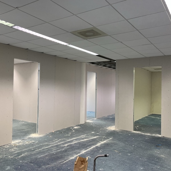 Stebru transformeert Rabobankgebouw naar noodopvang : Stebru transformeert Rabobankgebouw naar noodopvang