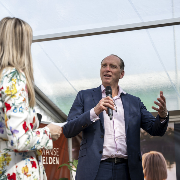 Goede samenwerking leidt tot feestelijke start bouw De Zaanse Helden : Goede samenwerking leidt tot feestelijke start bouw De Zaanse Helden