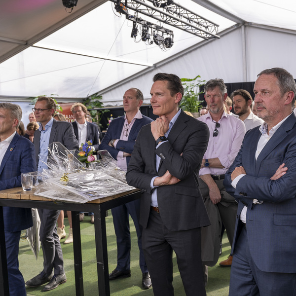 Goede samenwerking leidt tot feestelijke start bouw De Zaanse Helden : Goede samenwerking leidt tot feestelijke start bouw De Zaanse Helden