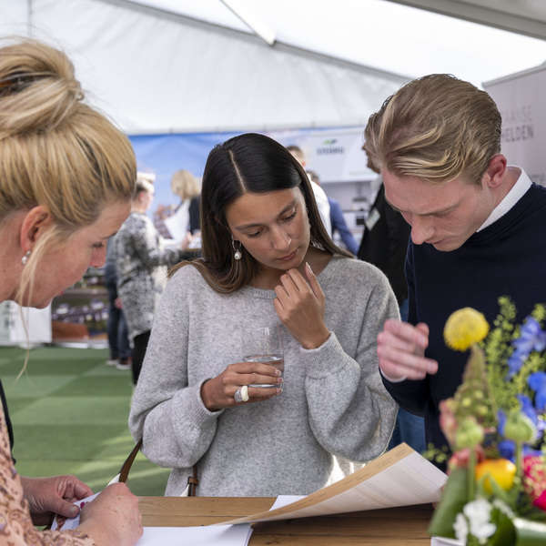 Goede samenwerking leidt tot feestelijke start bouw De Zaanse Helden : Goede samenwerking leidt tot feestelijke start bouw De Zaanse Helden
