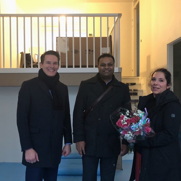 Wethouder Moti heet bewoonster welkom : Wethouder Moti heet bewoonster welkom